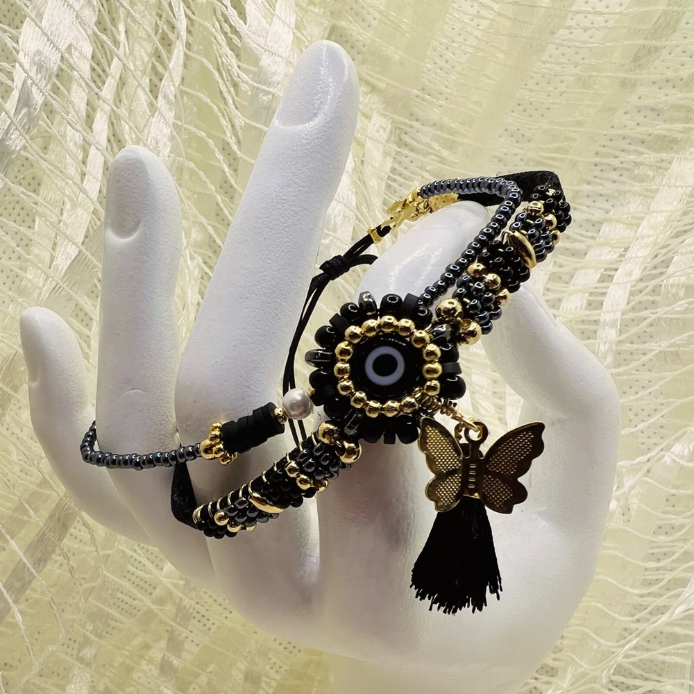 Beautiful Evil Eye bracelet! Handmade with seed beads